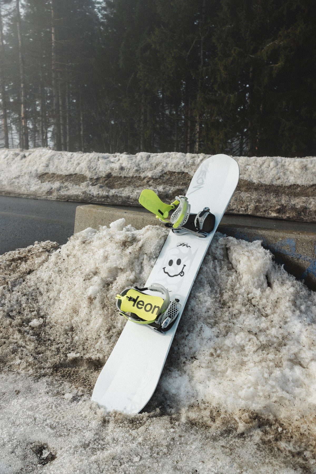 Bataleon Blaster AW FASE snowboard bindings for men in vibrant neon yellow, designed for hardgoods snowboarding gear.