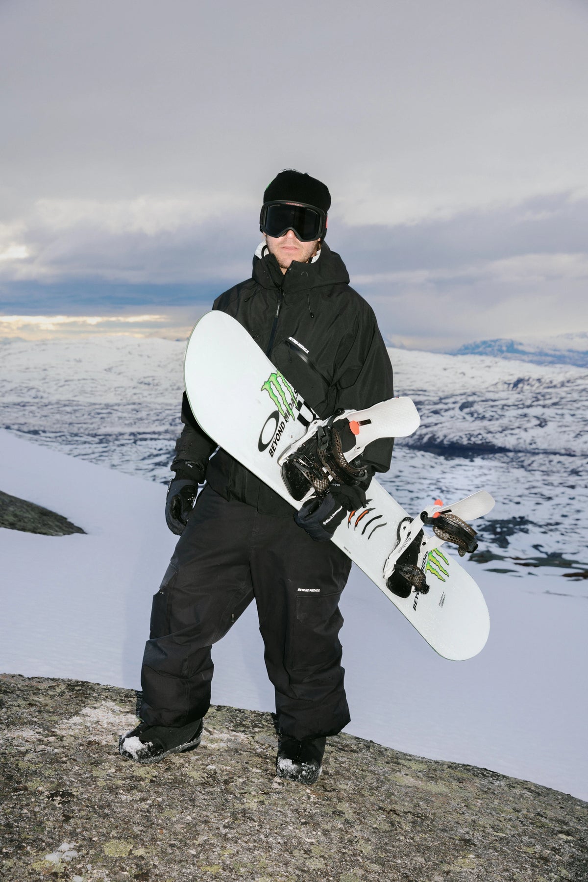 Bataleon 2027 Blaster Pro AW FASE snowboard bindings for men in tor gray, shown in a lifestyle setting for snowboarding.