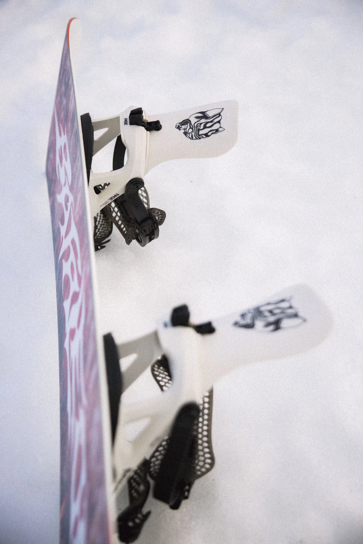 Bataleon Ghost FASE snowboard bindings for men in bone white, showcasing durable hardgoods design for snowboarding.