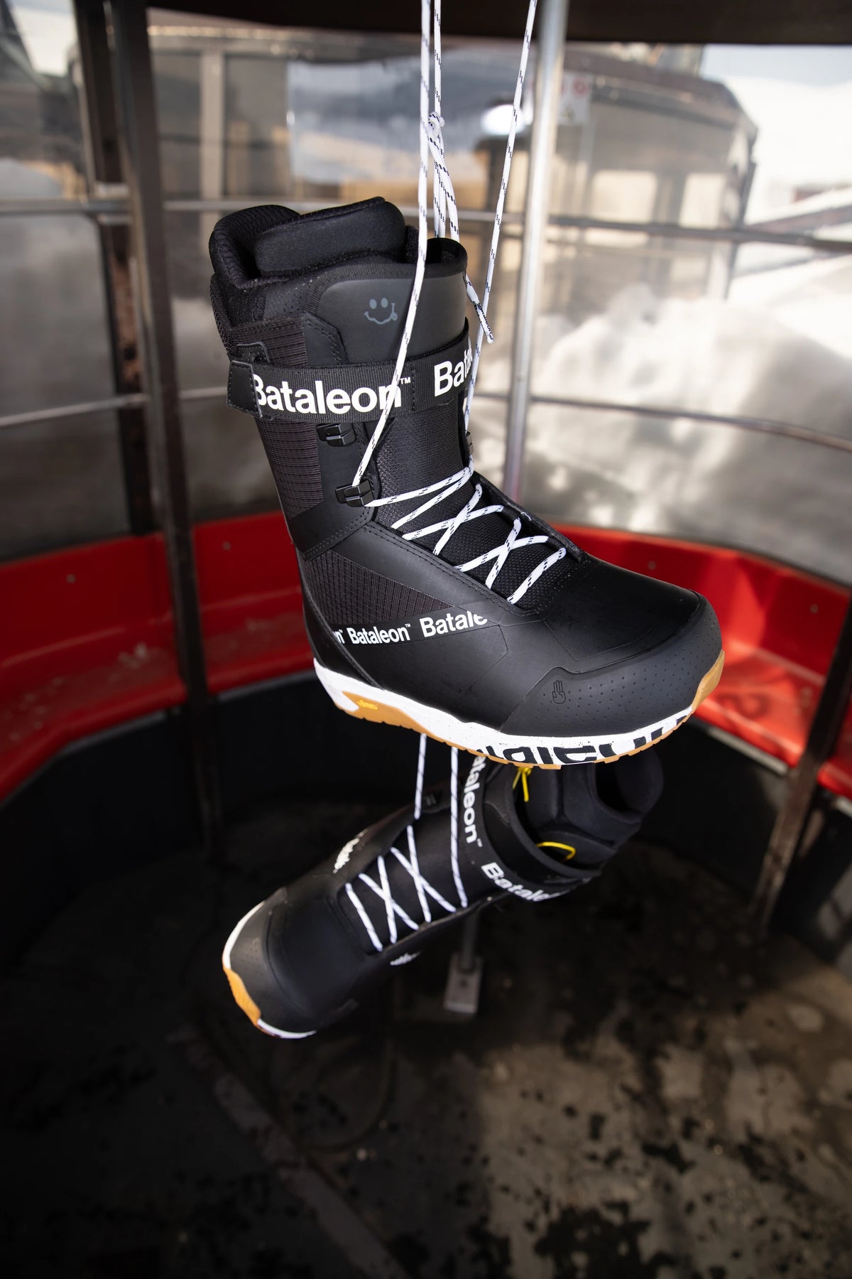 Black Bataleon Salsa Lace snowboard boots for men, featuring durable construction and secure lacing system for winter snowboarding.