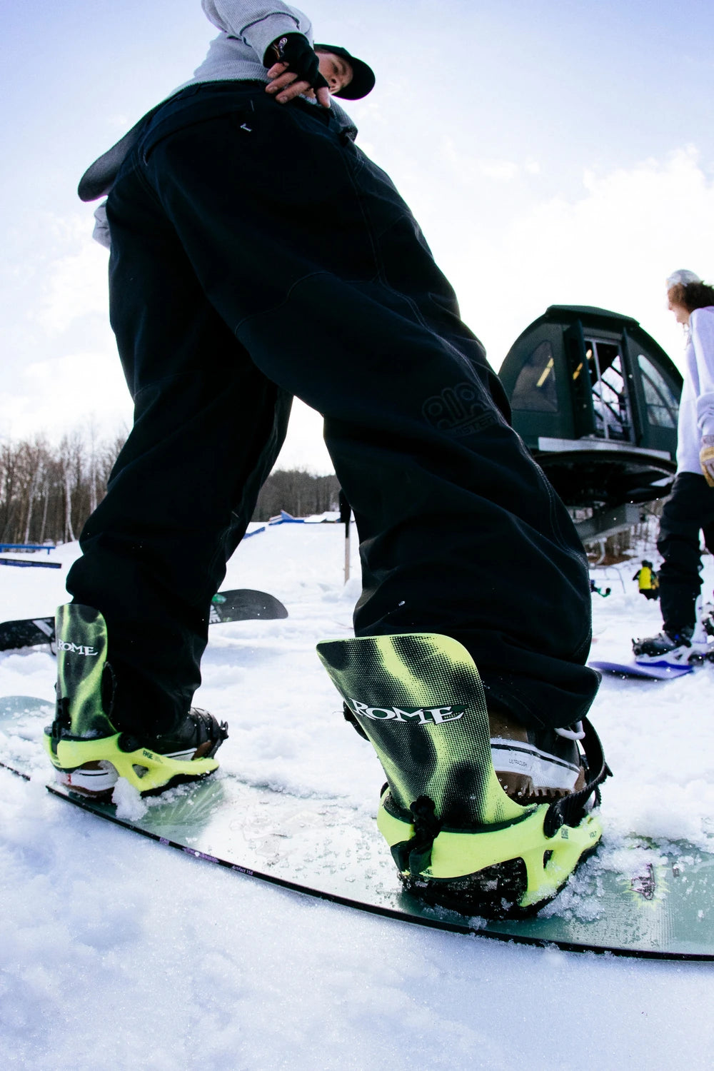 Rome Volt FASE snowboard bindings for men, acid color, featuring adjustable straps and sturdy construction for snowboarding.