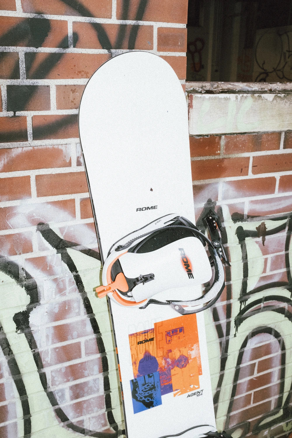 Rome Volt FASE snowboard bindings for men in stone color, showcasing the durable design and adjustable straps for snowboarding.