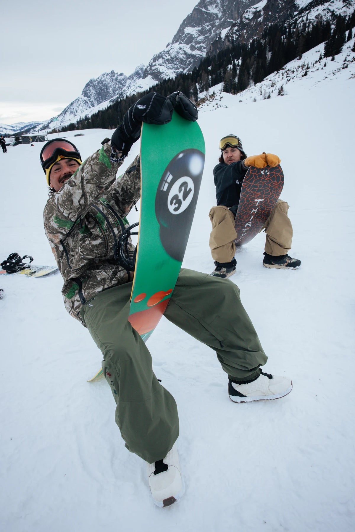 ThirtyTwo XXX Fava Pro snowboard lifestyle image in snow terrain