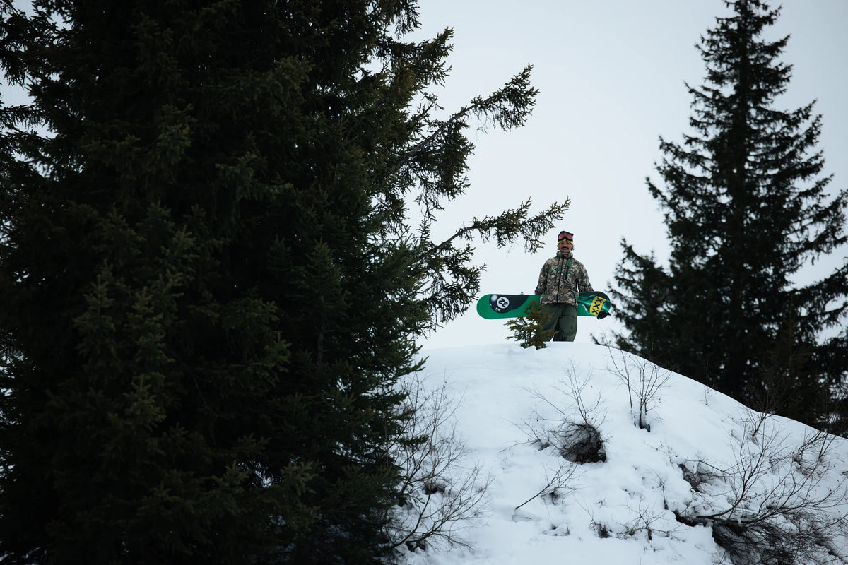 ThirtyTwo XXX Fava Pro snowboard lifestyle image showing the snowboard design and graphics
