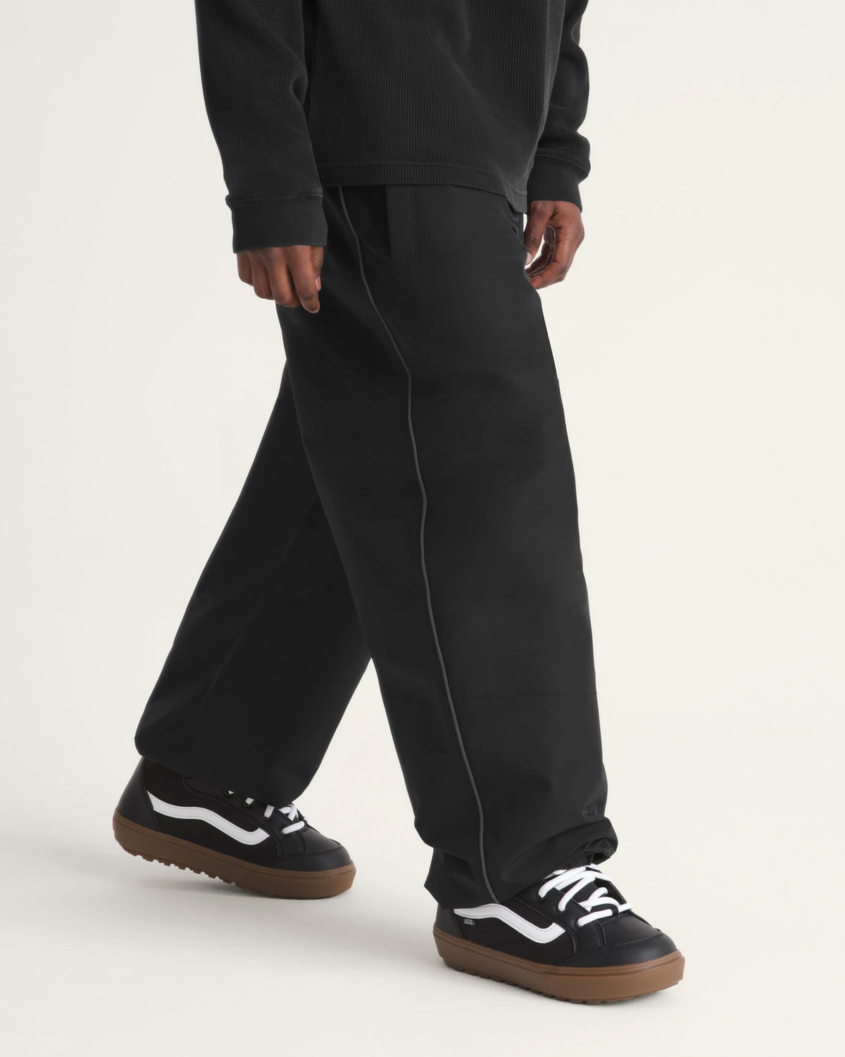 vans kingvale 2l park pants black on model side
