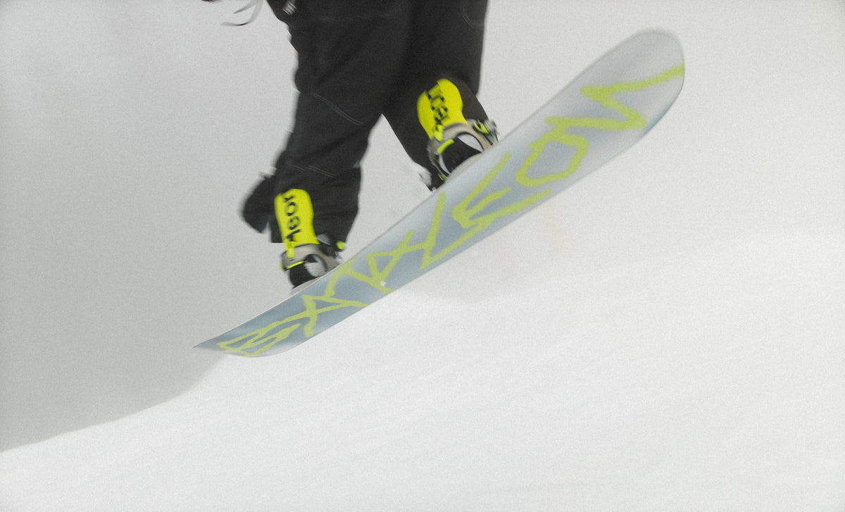 Bataleon Blaster AW FASE snowboard bindings for men in neon yellow, showcasing a durable and vibrant design for winter snowboarding.