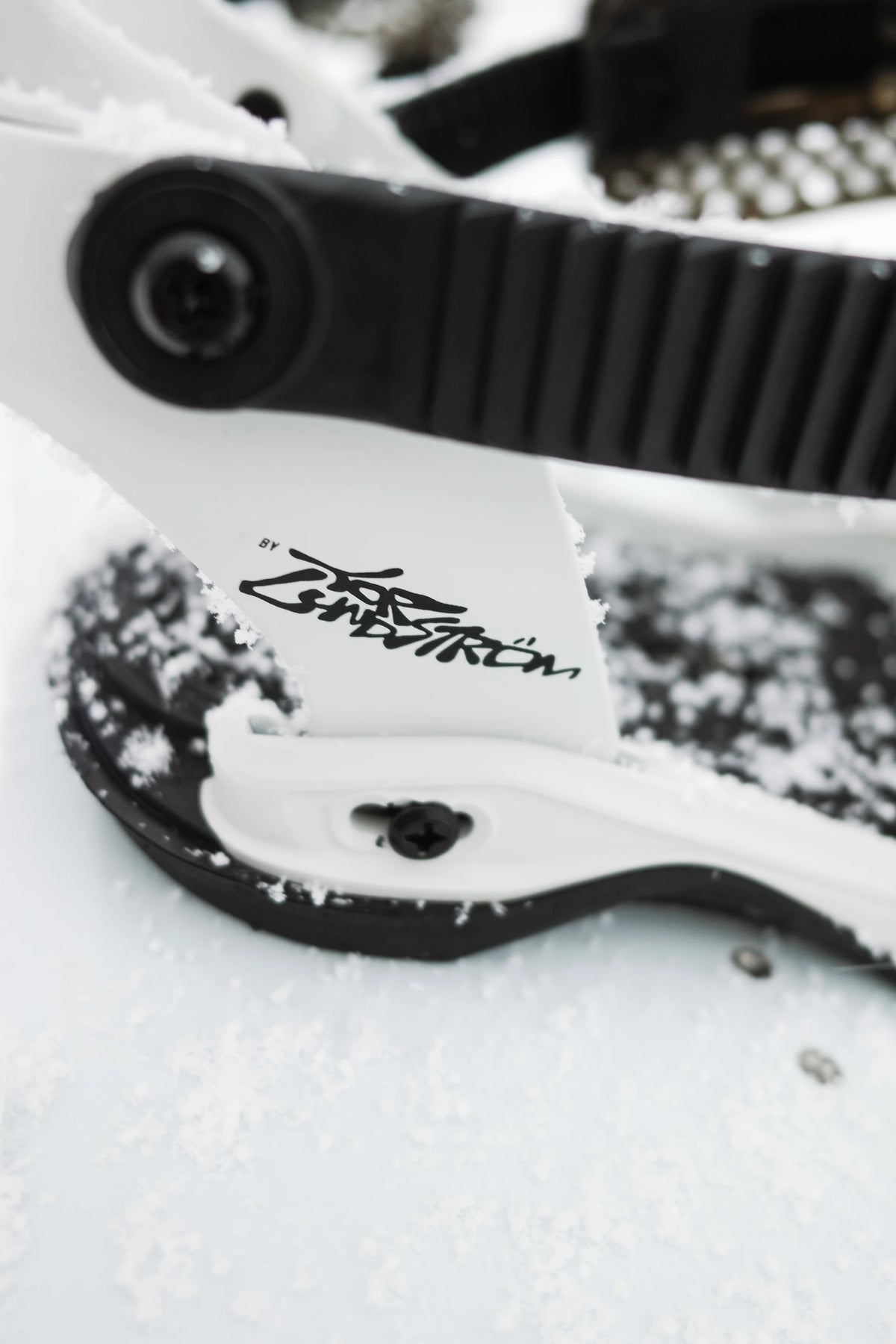 Bataleon Blaster Pro AW FASE snowboard bindings for men in gray, featuring durable construction and adjustable straps.