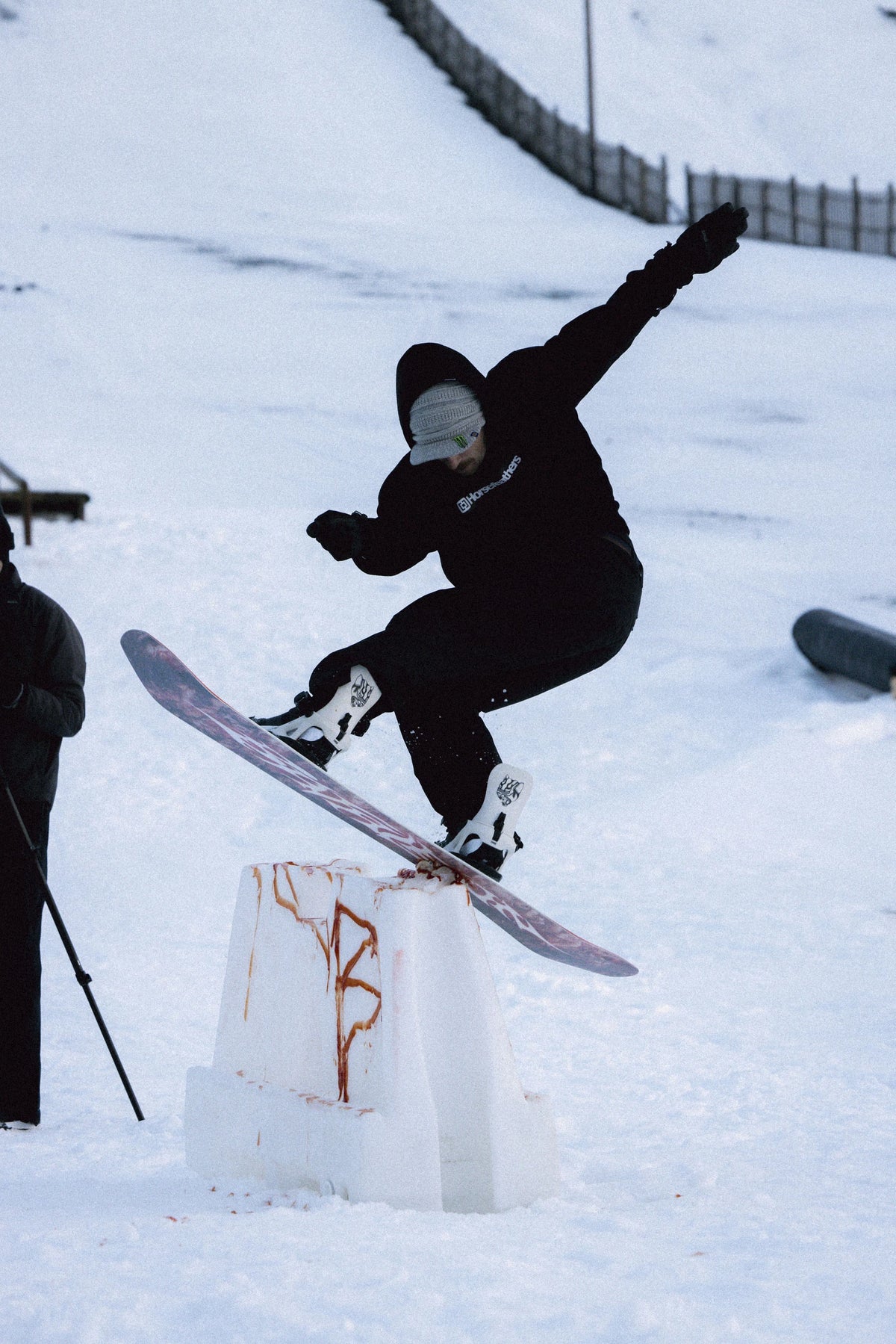Bataleon Ghost FASE snowboard bindings for men in bone white, featuring durable hardgoods design and secure strap system.