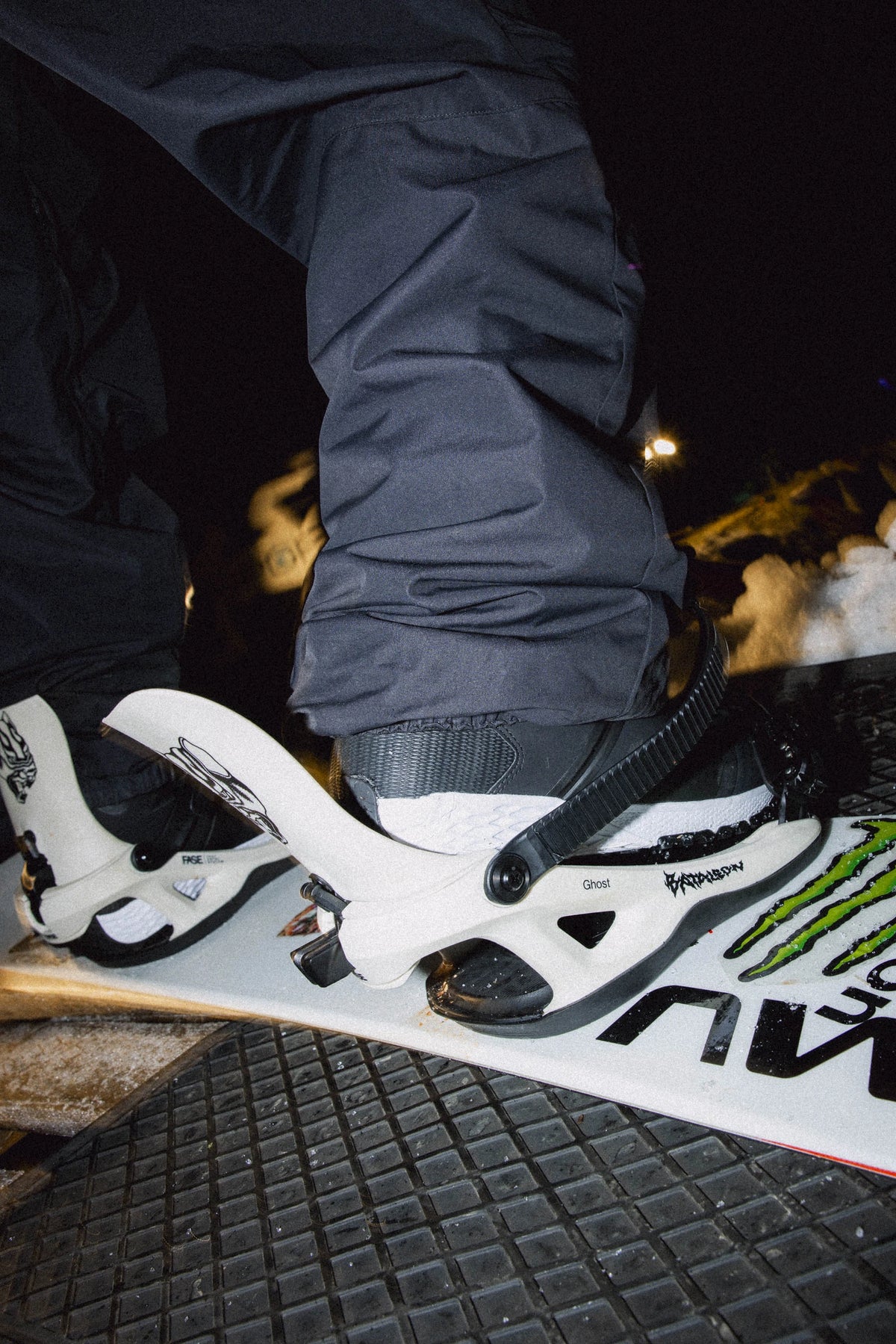 Bataleon Ghost FASE snowboard bindings for men in bone white, featuring a sturdy hardgoods design for snowboarding.