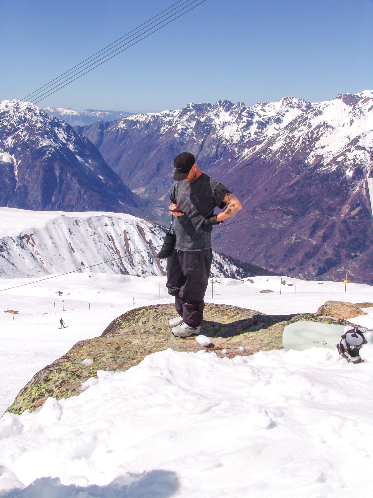 Bataleon Salsa Double BOA snowboard boots for men in gray sunset color, featuring a sturdy design for snowboarding.