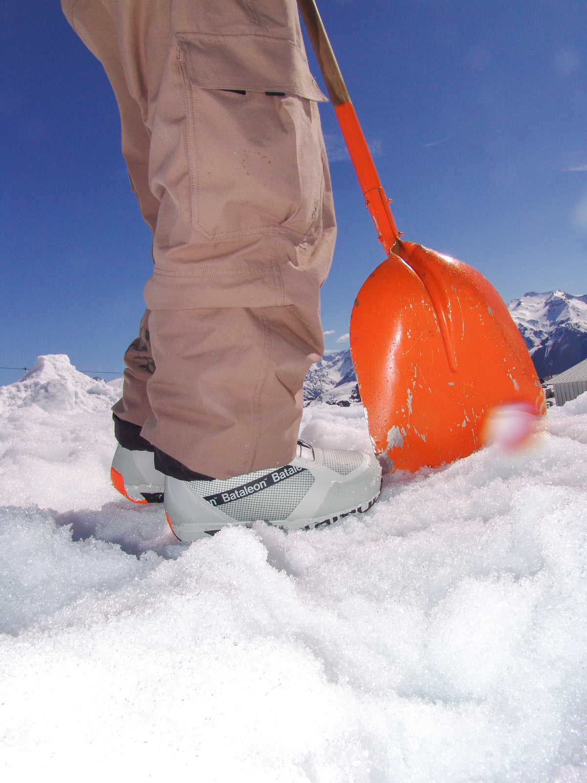 Bataleon Salsa Double BOA snowboard boots for men in gray sunset, featuring sturdy design and double BOA lacing system.
