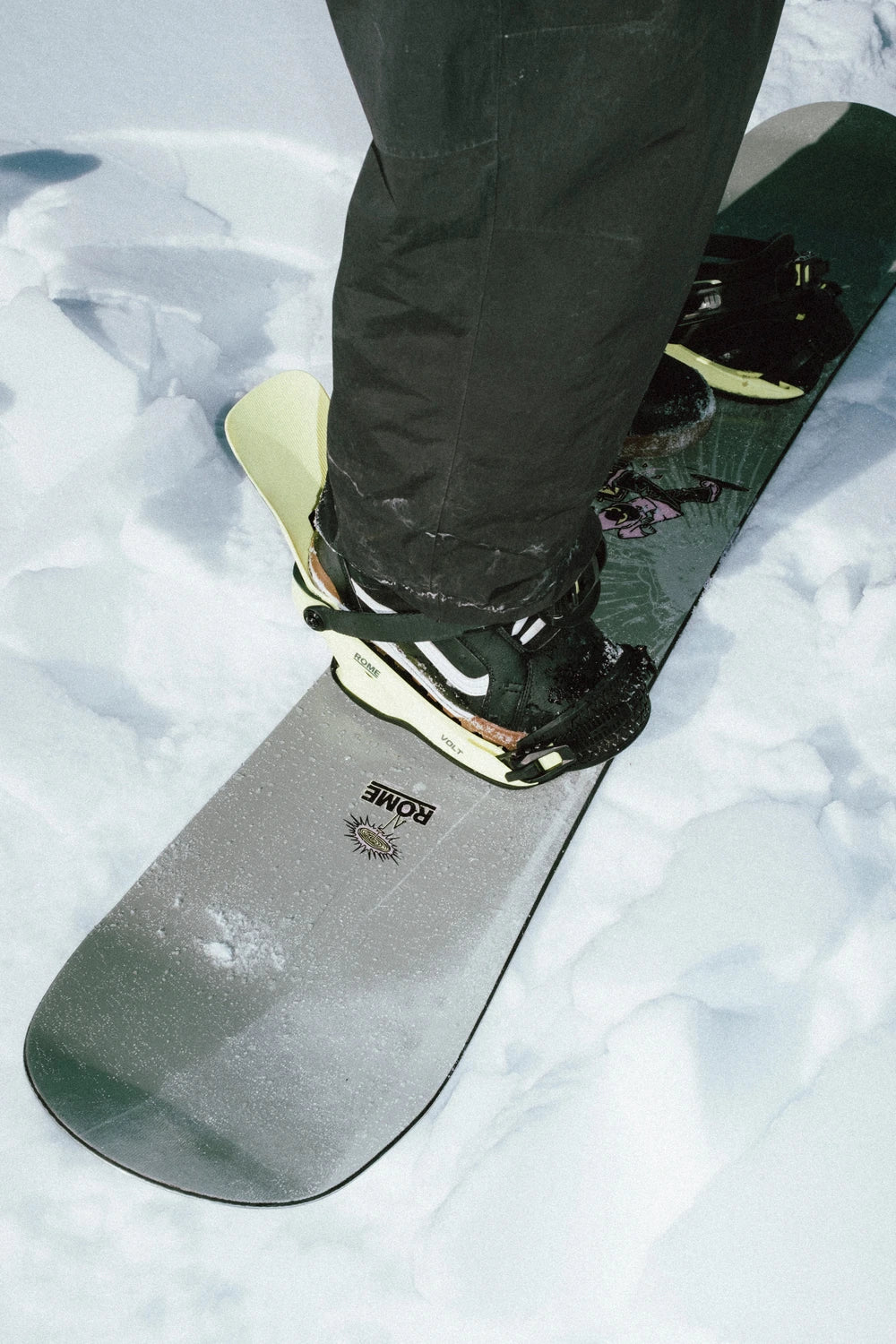 Rome Volt FASE snowboard bindings for men, Acid color, top view showing the durable straps and high-performance design.