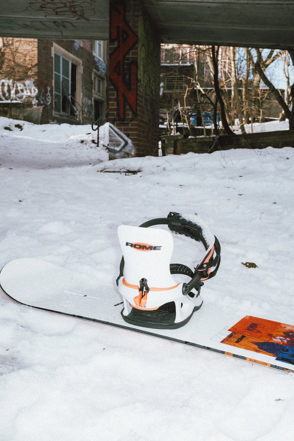 Rome Volt FASE snowboard bindings for men in stone color, featuring durable hardgoods construction and secure binding system.