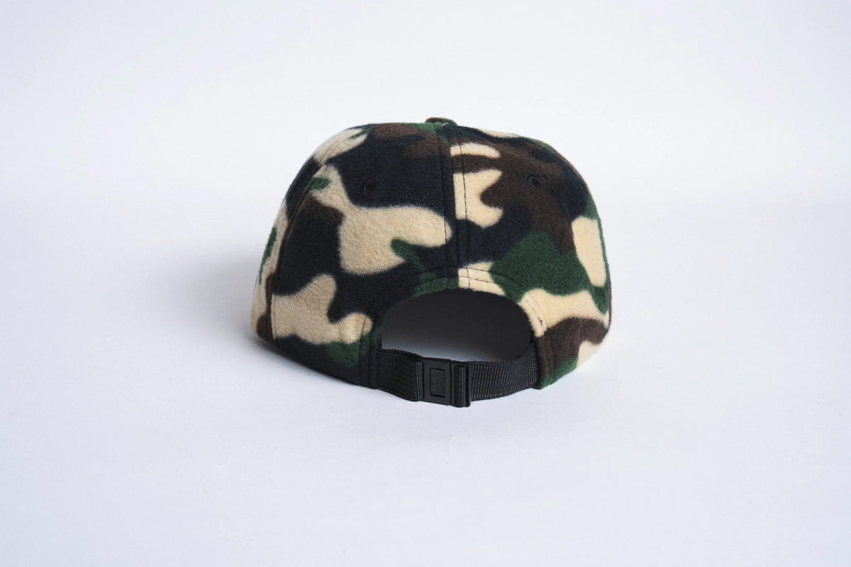 Autumn Headwear camo six-panel fleece cap with adjustable brim, casual hat for outdoor and autumn wear.