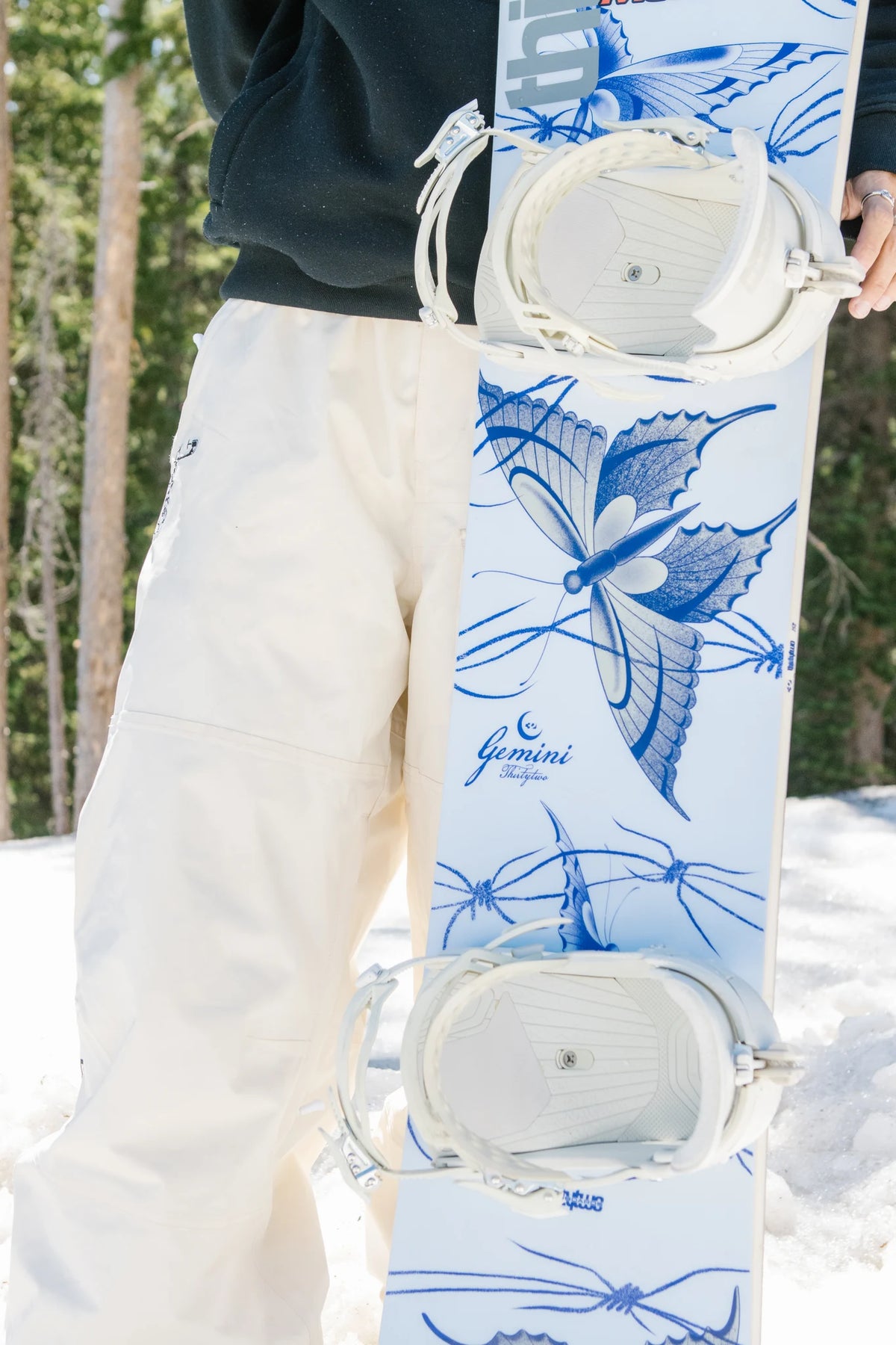 ThirtyTwo Women’s Gemini snowboard lifestyle image featuring a sleek snowboard design and graphics