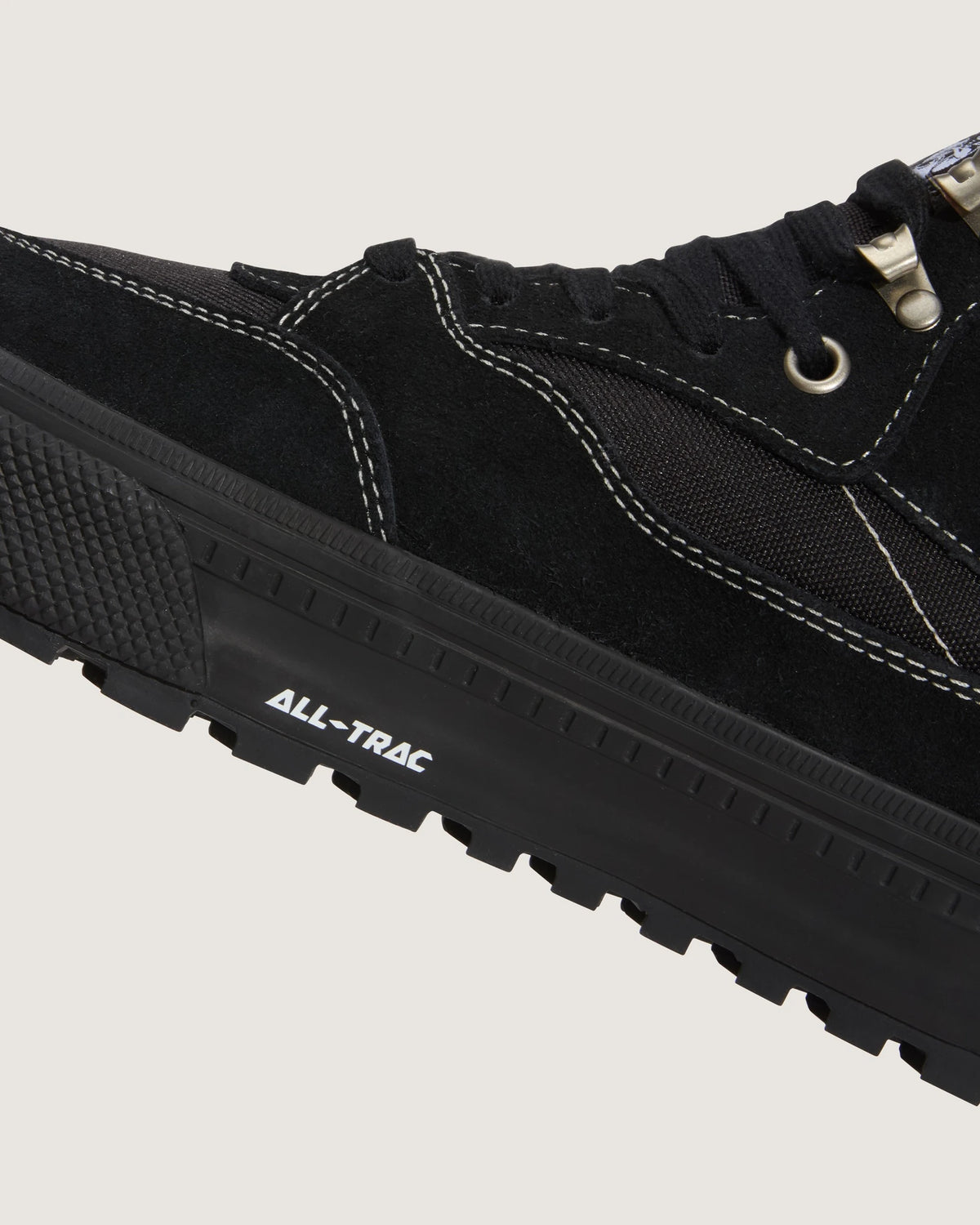Black Vans Half Cab GORE-TEX insulated shoes with durable high-top design and padded ankle support